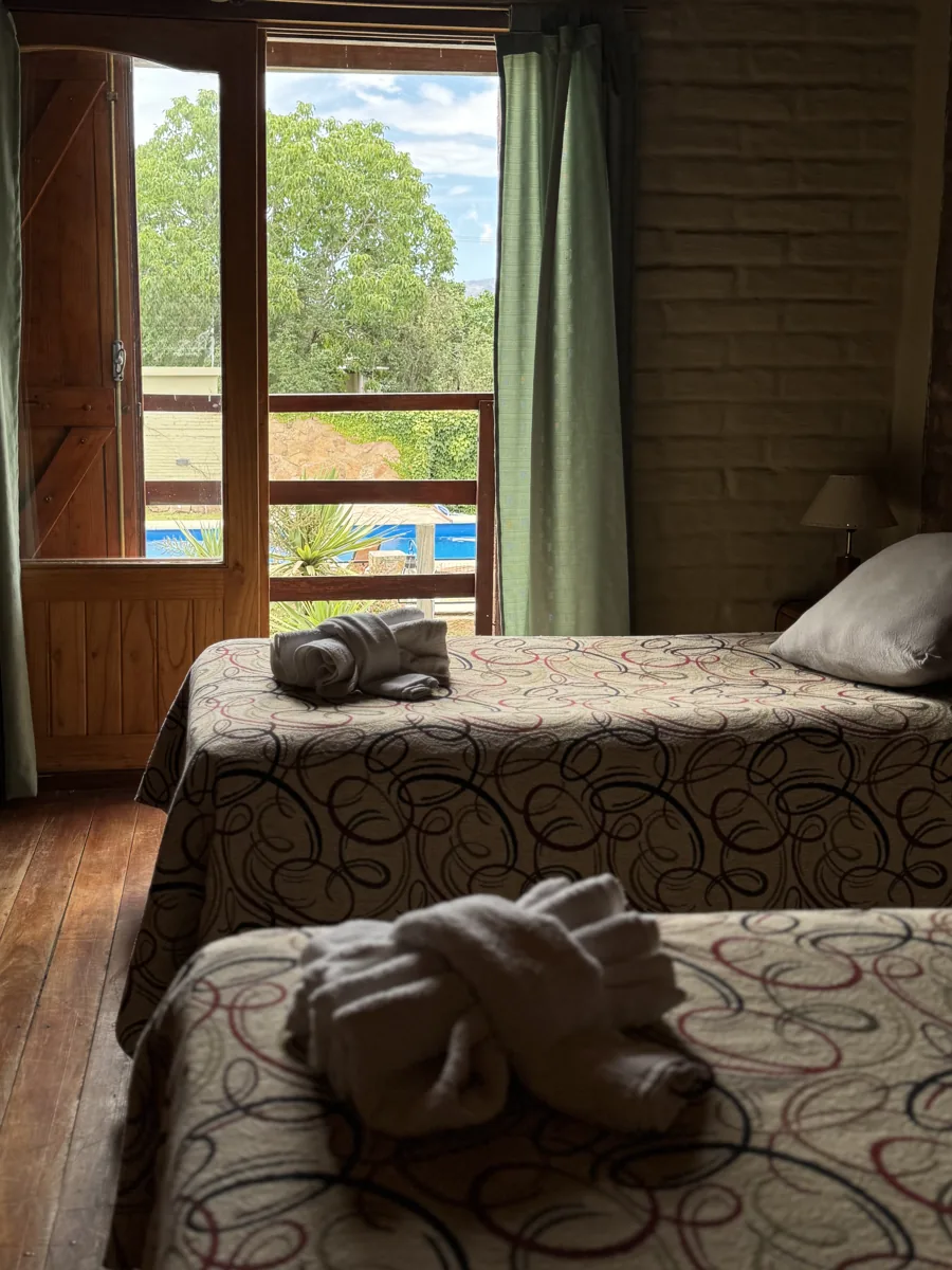 Una de las habitaciones, con vista al parque