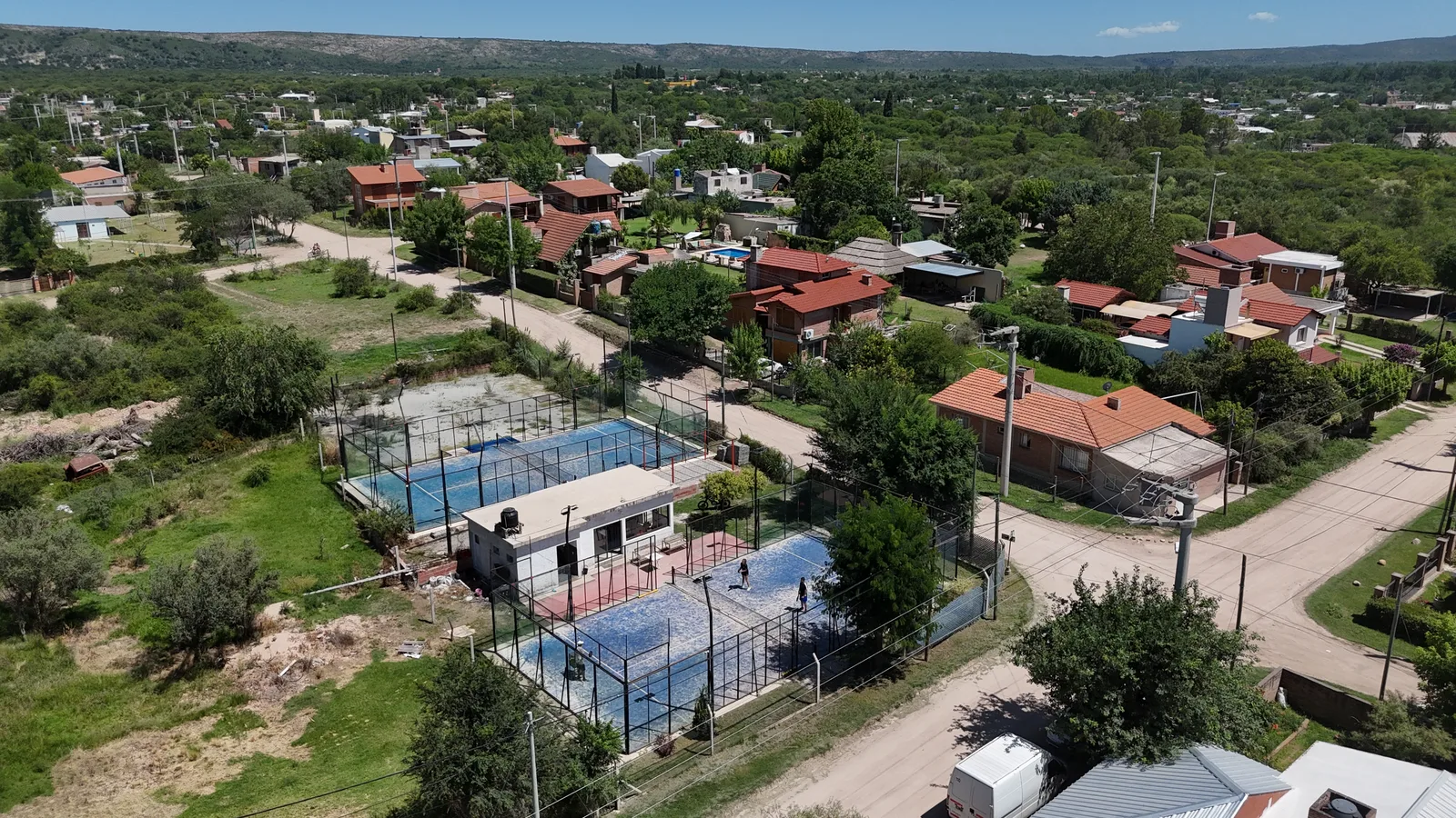 Las canchas de pádel, cruzando la calle