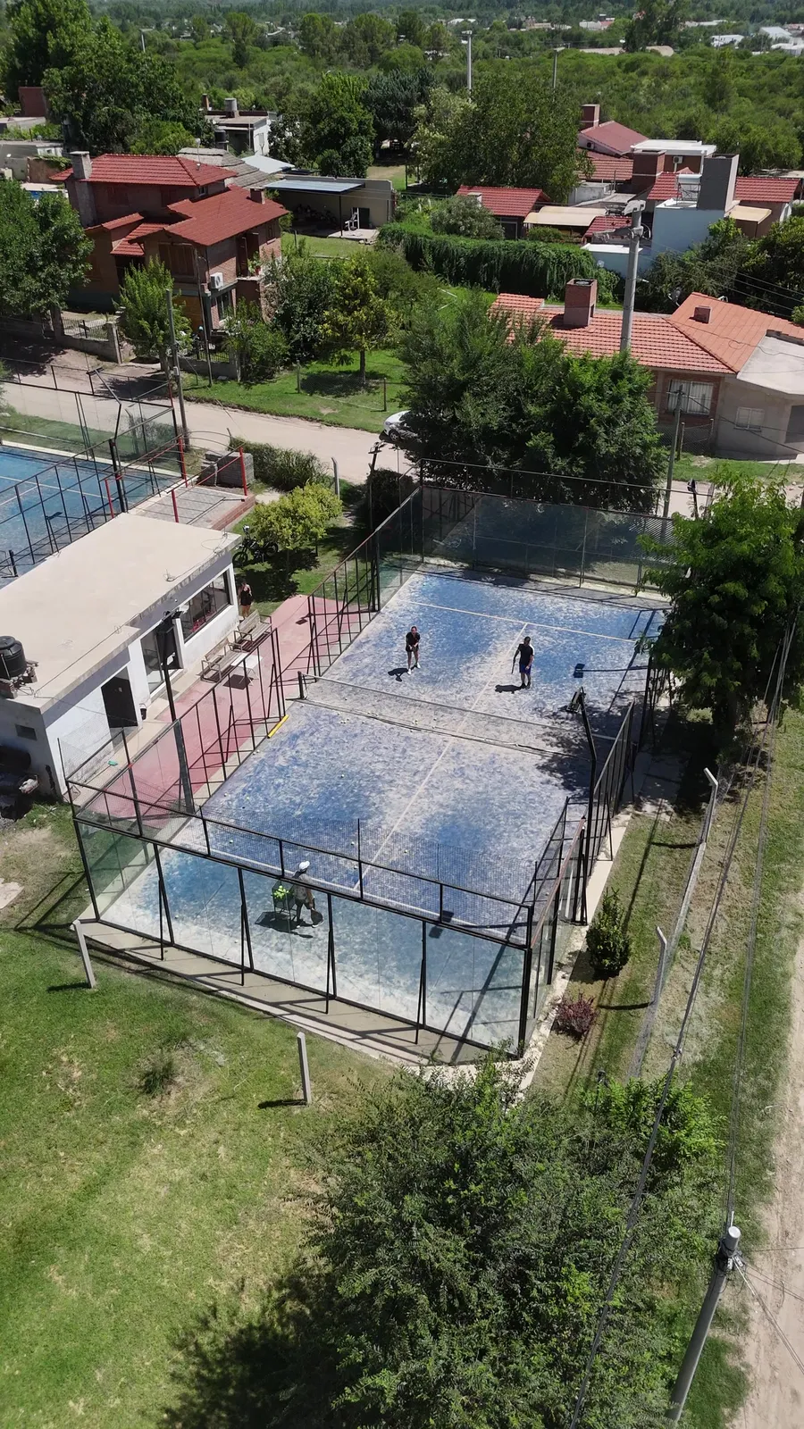 Vista aérea de las dos canchas de pádel y el pueblo